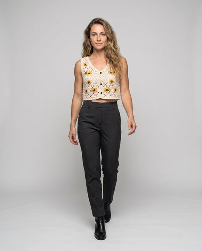 Damen gehäkeltes Top mit floralen Akzenten und Knopfdetails EB