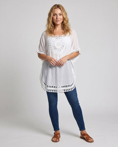 Damen Häkel-Strandkleid mit dekorativen Fransen und romantischem Design EB