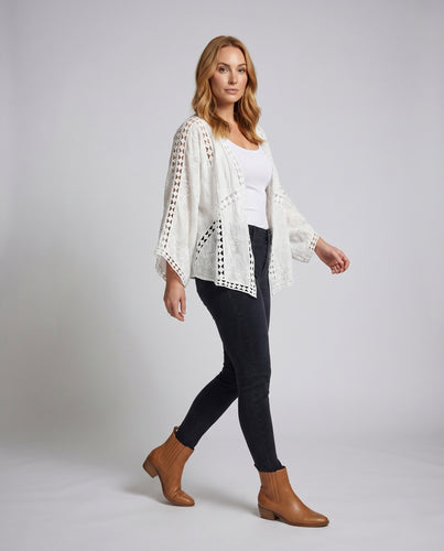 Damen Häkelbluse mit floralen Details und durchbrochenem Design EB