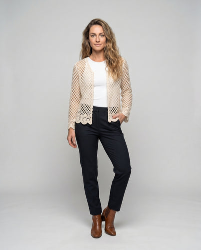 Damen Häkeljacke mit eleganten Spitzenakzenten EB
