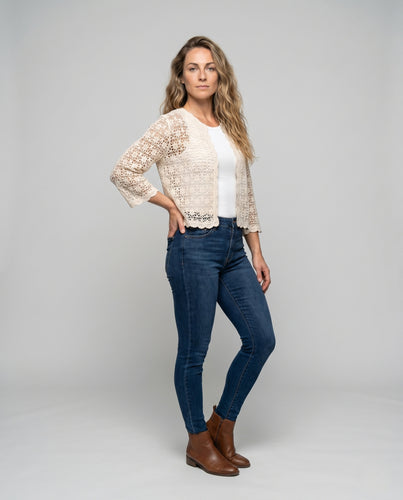 Damen Häkeljacke mit filigranen Mustern und offenen Maschen EB