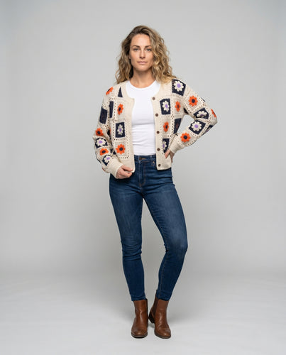 Damen Häkeljacke mit floralen Mustern EB