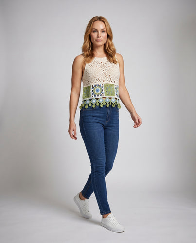 Damen Häkeloberteil mit floralem Design und verspielten Elementen EB