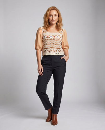 Damen Häkeloberteil mit puffärmel und buntem Stickdesign EB