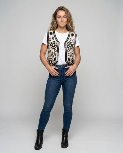 Damen Häkelweste mit floralen Mustern und eleganten Knöpfen EB