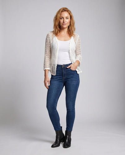 Damen luftige Häkeljacke mit offenem Schnitt und femininen Details EB