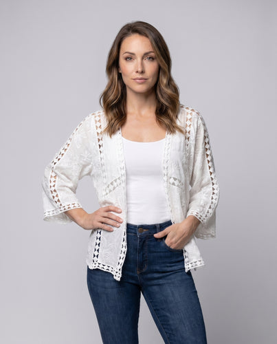 Damen luftige Häkeljacke mit offenen Maschen und romantischen Details EB