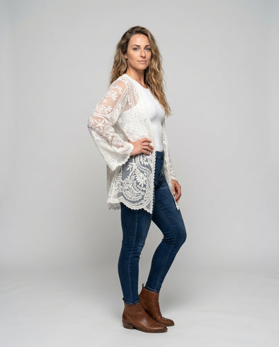 Damen Spitzenjacke mit kunstvollen floralen Verzierungen EB