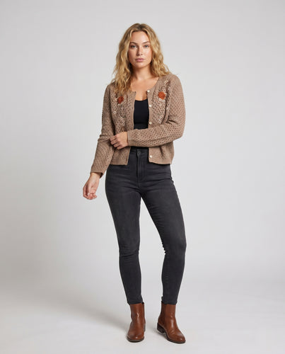 Damen Strickjacke mit filigranem Häkelmuster und floralen Applikationen EB