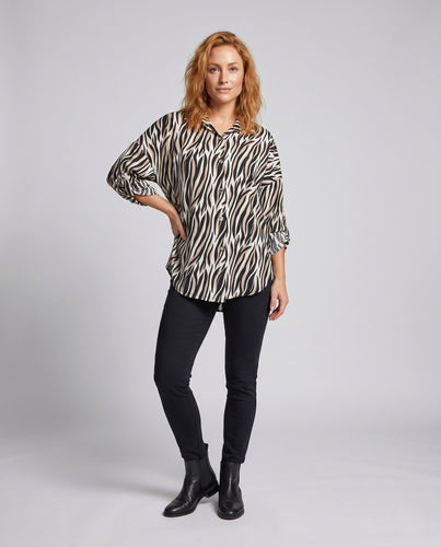 Damen Bluse mit modernem Zebramuster und eleganten Knopfdetails EB