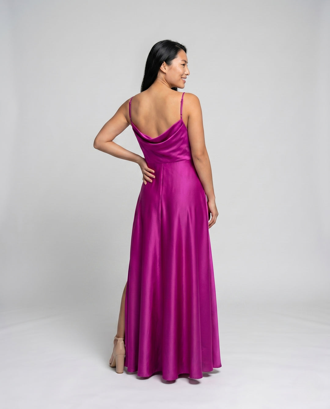 Damen Maxikleid mit elegantem Schlitz und fließendem Satinmaterial EB