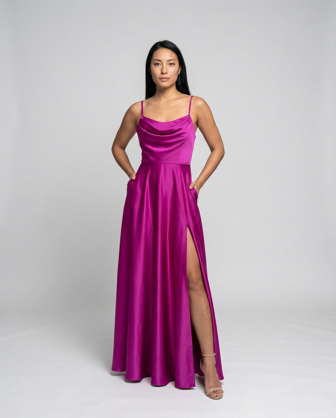 Damen Maxikleid mit elegantem Schlitz und fließendem Satinmaterial EB