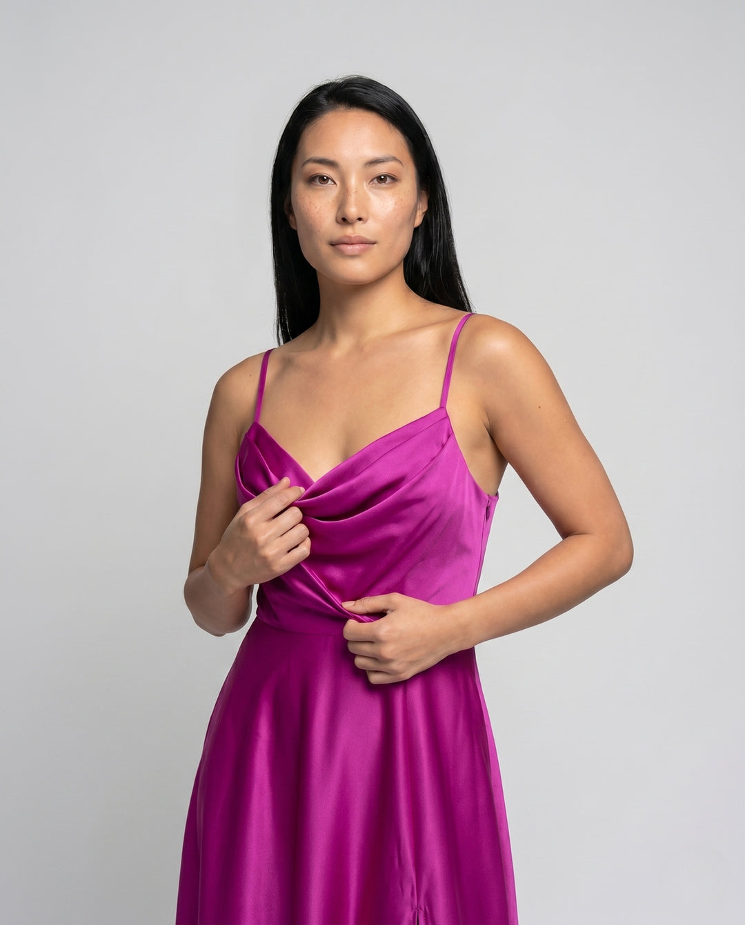 Damen Maxikleid mit elegantem Schlitz und fließendem Satinmaterial EB