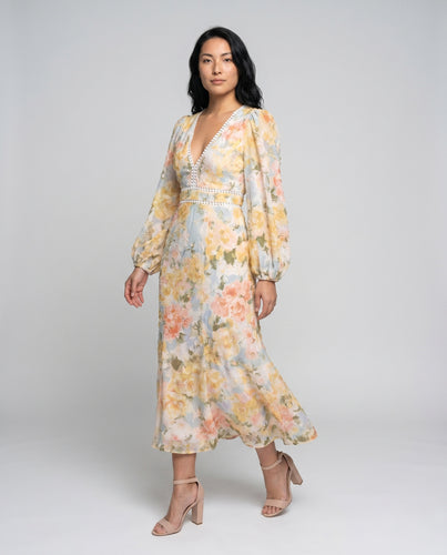 Damen Maxikleid mit elegantem V-Ausschnitt, voluminösen Ärmeln und raffiniertem Mustermix EB