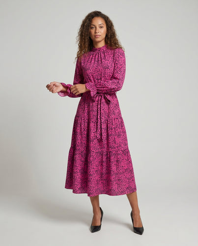 Damen Maxikleid mit Rüschen und tailliertem Schnitt EB