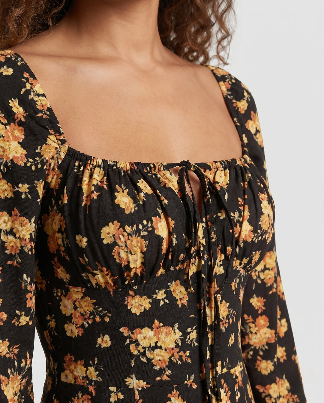 Damen Maxikleid mit tailliertem Schnitt und floralen Rüschendetails EB