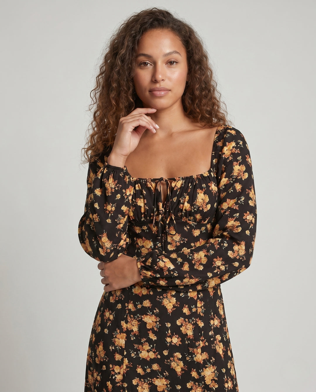 Damen Maxikleid mit tailliertem Schnitt und floralen Rüschendetails EB
