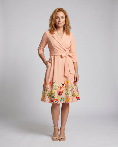 Damen Wickelkleid mit elegantem floralem Design und schwingendem Saum EB