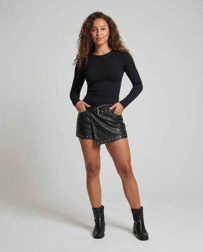 Damen nan asymmetrischer Kunstleder-Minirock mit breitem Gürtel und Ösenbesatz EB