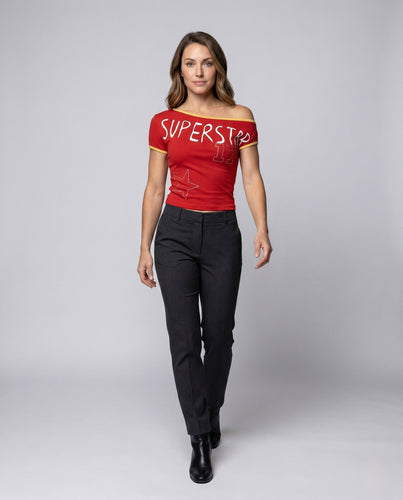 Damen nan asymmetrisches Schulter-Croptop mit Schriftprint, Strassstern und Kontrastbündchen EB
