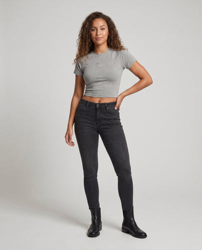 Damen nan bauchfreies figurnahes Kurzarmshirt mit glänzender Logoapplikation EB