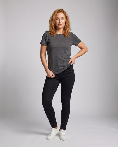 Damen nan Baumwoll-Basicshirt mit Rundhalsausschnitt entspannter Passform und dezenter Logostickerei EB