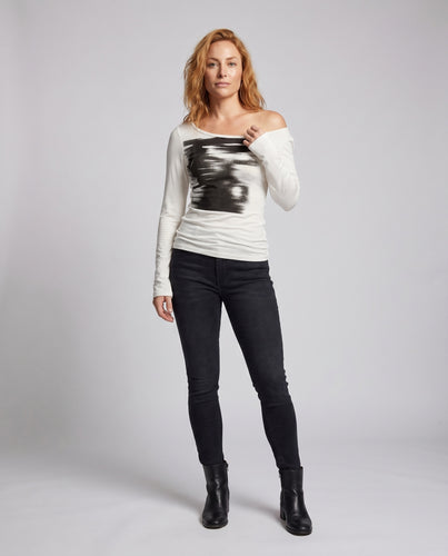 Damen nan einseitig schulterfreies Langarmshirt mit Pinselstrichmotiv und figurbetonter Passform EB