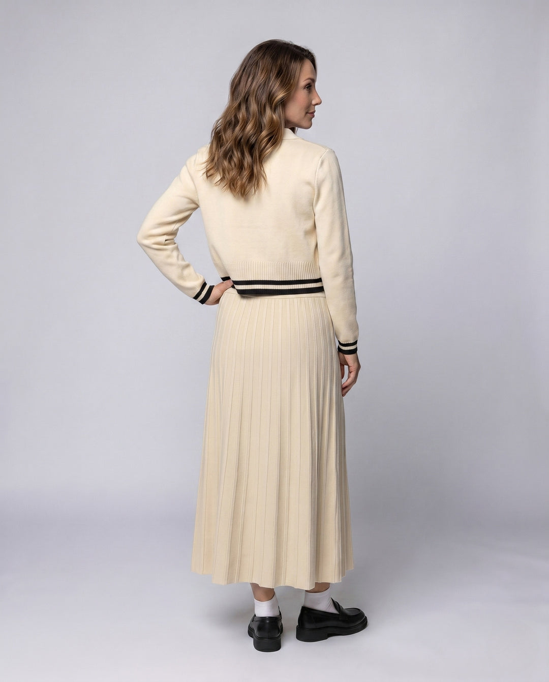 Damen nan elegantes Strick-Duo mit Polokragen-Cardigan, tailliertem Rippbund und Plissee-Midirock EB