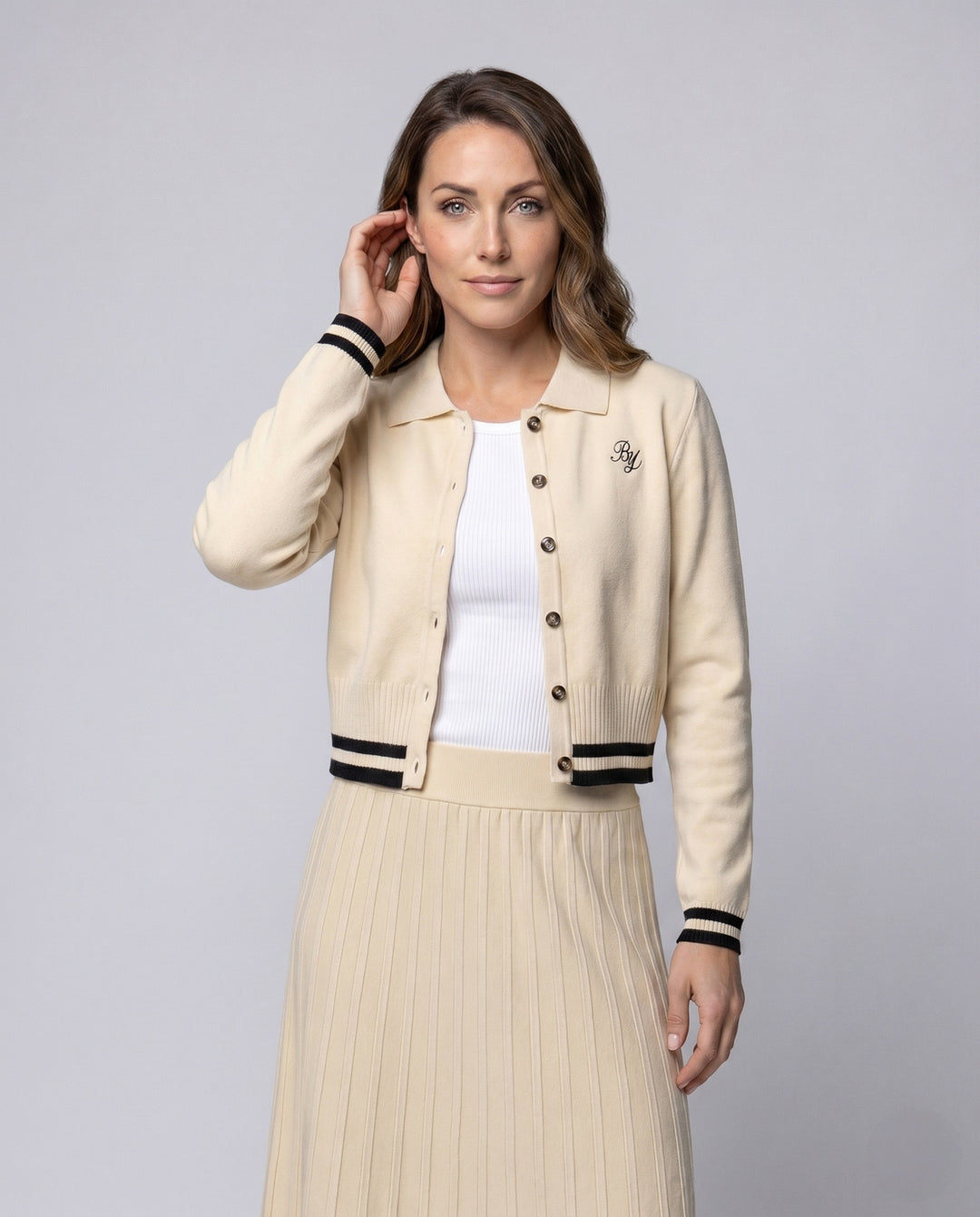 Damen nan elegantes Strick-Duo mit Polokragen-Cardigan, tailliertem Rippbund und Plissee-Midirock EB