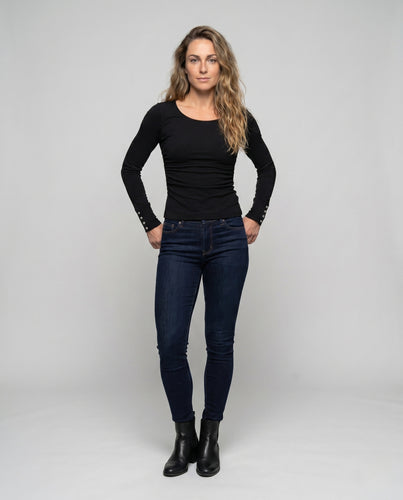 Damen nan eng anliegendes Langarmshirt mit Rundhalsausschnitt, seitlicher Raffung und Zierknopfmanschetten EB