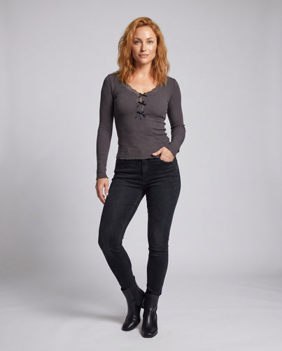 Damen nan eng anliegendes Langarmshirt mit Spitzensaum, Rippstruktur und Zierschleifen EB