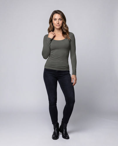 Damen nan eng anliegendes Langarmshirt mit weitem U-Ausschnitt, seitlicher Raffung und weichem Modal-Stretch EB