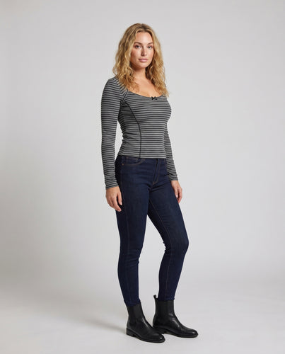 Damen nan eng anliegendes Rippjersey-Langarmtop mit weitem U-Boot-Ausschnitt und Zierschleife EB