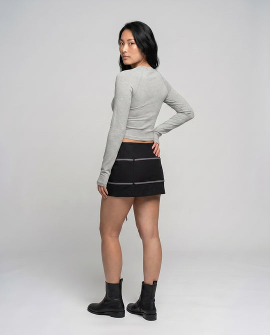 Damen nan enganliegendes kurzgeschnittenes Langarmshirt mit Raglannähten und Daumenlöchern EB