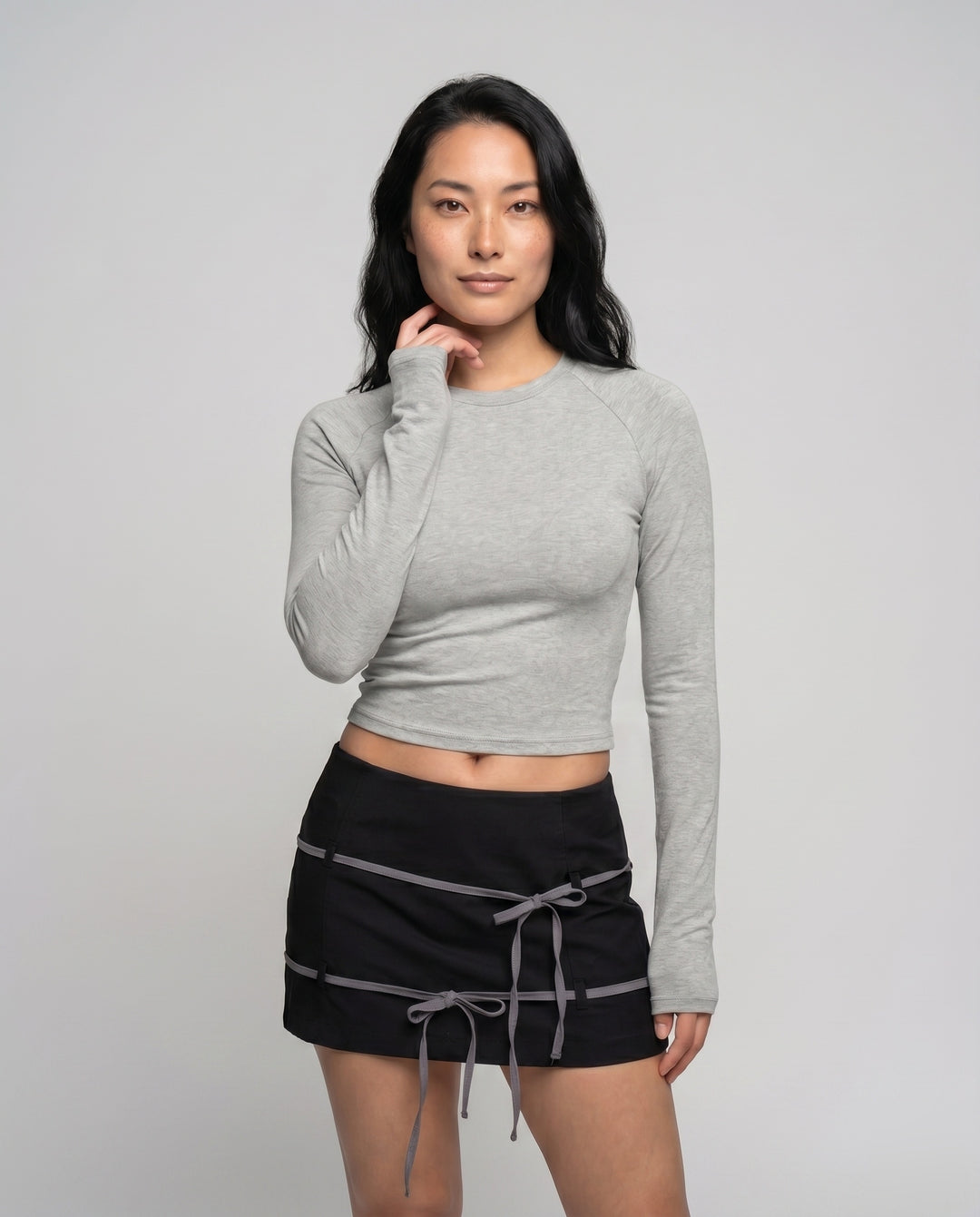 Damen nan enganliegendes kurzgeschnittenes Langarmshirt mit Raglannähten und Daumenlöchern EB