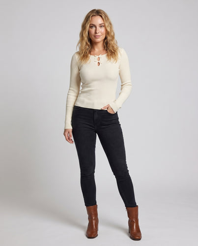 Damen nan feines elastisches Ripp-Langarmshirt mit dekorativer Schlaufenöffnung am Ausschnitt und figurbetonter Silhouette EB