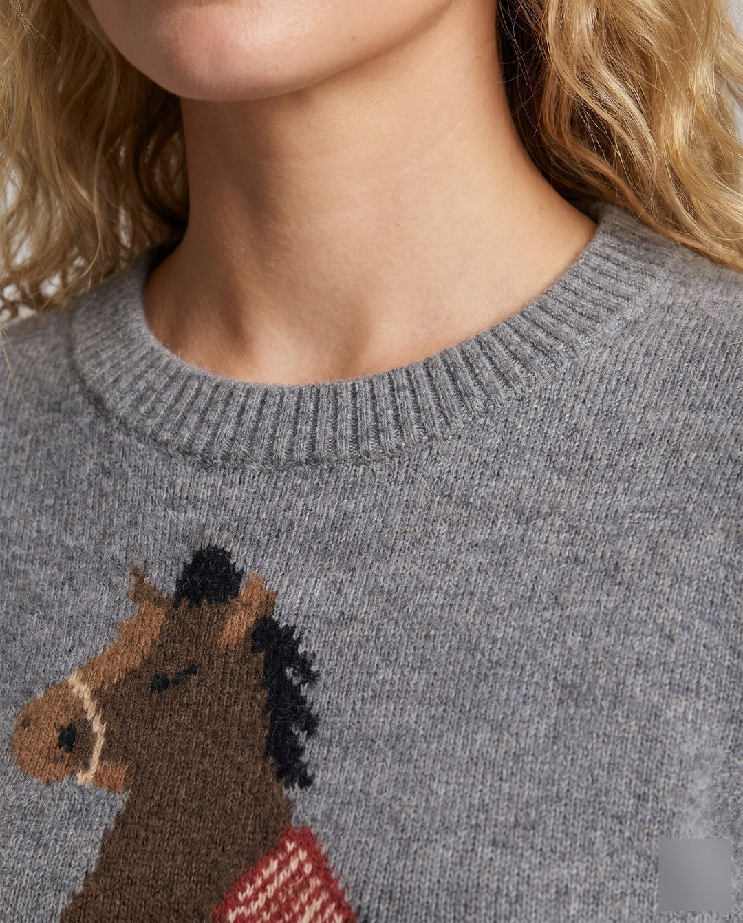 Damen nan Feinstrickpullover mit Pferdeintarsie, Rundhalsausschnitt und geripptem Saum EB