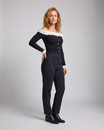 Damen nan figurbetonte schulterfreie Strickjacke mit gerafftem Rüschenkragen, Knopfleiste und seitlicher Kordel EB