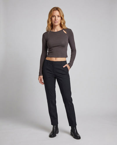 Damen nan figurbetontes bauchfreies Langarmshirt mit dekorativen Schulteröffnungen und Daumenlöchern EB