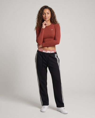 Damen nan figurbetontes Cropped-Langarmshirt aus elastischem Jersey mit Rundhalsausschnitt und feiner Bruststickerei EB