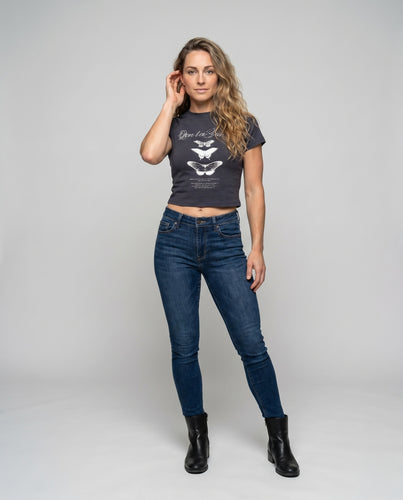 Damen nan figurbetontes Cropped-T-Shirt mit Schmetterlingsprint und Raglanärmeln EB