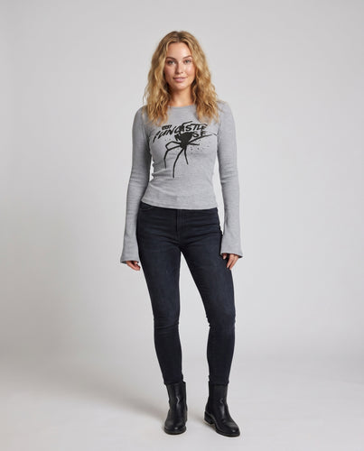 Damen nan figurbetontes geripptes Langarmshirt mit Spinnen-Frontprint, verlängerten Ärmeln und asymmetrischem Schwalbenschwanzsaum EB