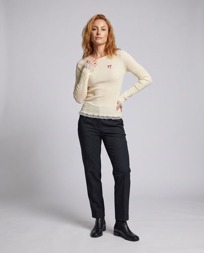 Damen nan figurbetontes geripptes Langarmshirt mit Spitzenbesatz an Saum und Manschetten sowie gestickter Schleifenapplikation EB