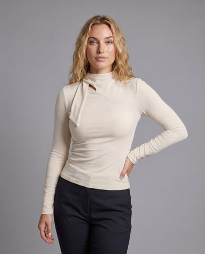 Damen nan figurbetontes Langarmshirt mit asymmetrischem Schlaufenkragen und feiner Rippstruktur EB
