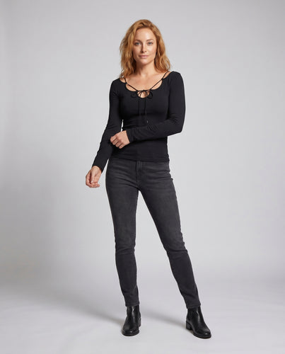 Damen nan figurbetontes Langarmshirt mit geschlungenem Ausschnitt und Zierschnürung EB