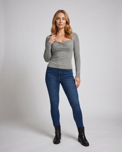 Damen nan figurbetontes Langarmshirt mit herzförmigem Bustieransatz und gedrehtem Frontdetail EB