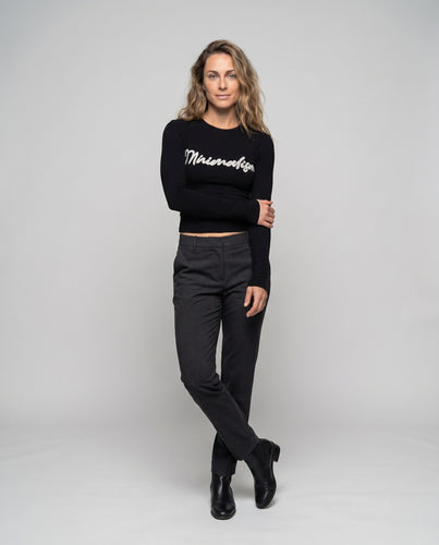Damen nan figurbetontes Langarmshirt mit kalligrafischem Logoprint, Rundhals und verlängerten Manschetten EB