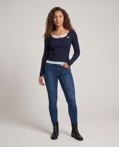 Damen nan figurbetontes Ripp-Langarmshirt mit U-Boot-Ausschnitt, integriertem Schleifen-Detail und Schmetterlingsbrosche EB