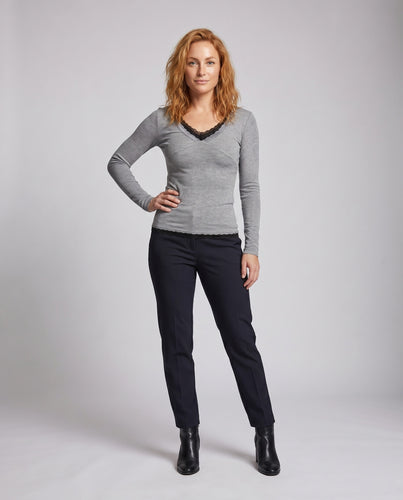 Damen nan figurbetontes Rippen-Langarmshirt mit Spitzenbesatz und integrierter Lagenoptik EB
