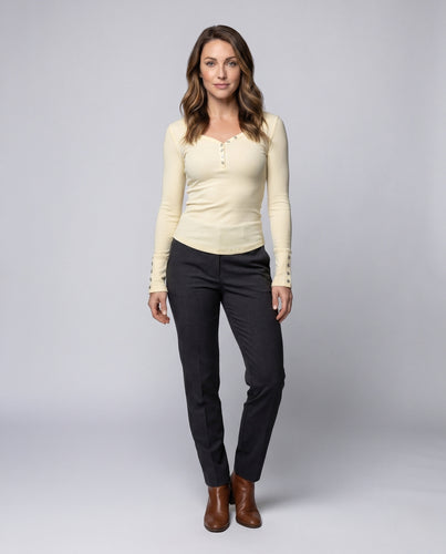 Damen nan figurbetontes Rippjersey-Langarmshirt mit asymmetrischer Knopfleiste, Zierknopfmanschetten und schrägem Saum EB